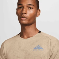 Nike Men's DRI-FIT Trail Solar Chase Short-Sleeve Running Top (247 - Khaki/Black) -Shoes Fashion Store AURORA DV9305 247 PHSYM001 2000