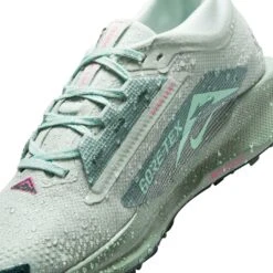 Nike Men’s React Pegasus Trail 5 GORE-TEX (013 - Light Silver/Seaweed/Clay Green) -Shoes Fashion Store AURORA FQ0908 013 PHSYD003 2000