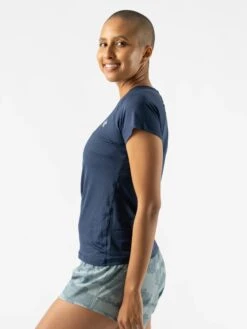 Women's Ice Perf Tee SS (Dress Blue) -Shoes Fashion Store DSC00011 2048x 28152754 c8a0 4edf a16e 4aebb1f94fd7